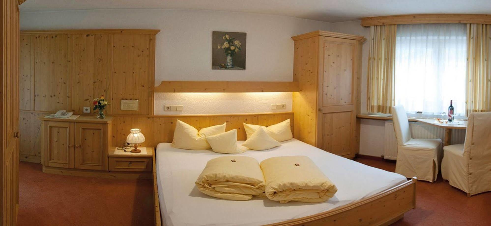 Hotel Zum Hirschen Längenfeld Exteriör bild